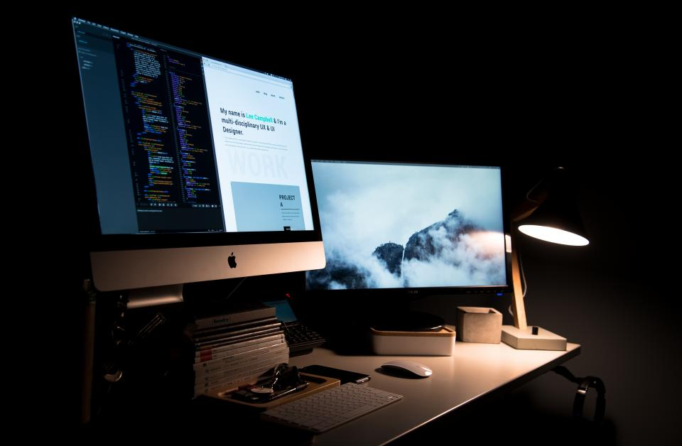 Workstation penyuntingan video di studio kreatif